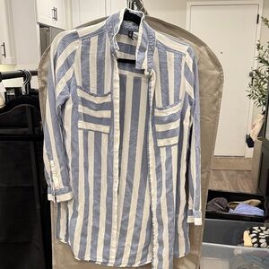 🔴 $15 SALE - H&M blue and White Shirt